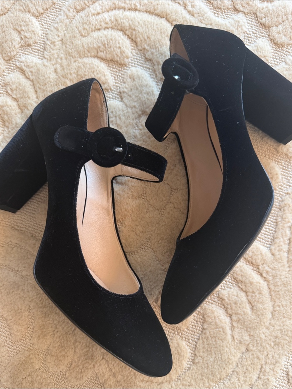 Velvet vintage maryjane Pumps, 39-1/2 classics. Like new!